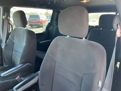 Used 2017 Dodge Grand Caravan SE FWD image 12