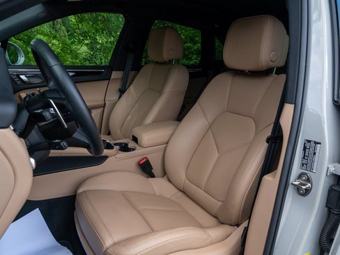 Certified 2026 Porsche Macan AWD/4WD image 5