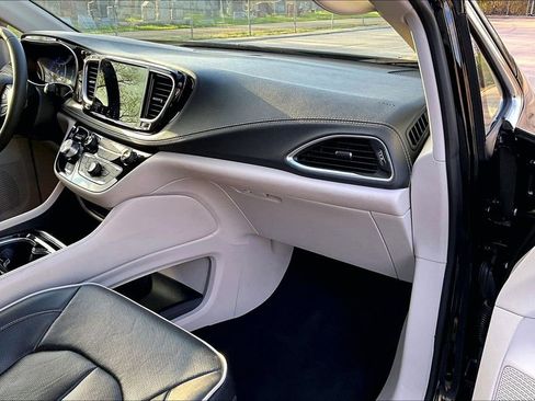 Used 2024 Chrysler Pacifica Limited FWD image 15