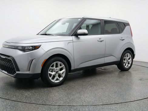 Used 2025 Kia Soul LX w/ LX Technology Package FWD image 3