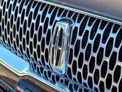 Used 2022 Lincoln Nautilus FWD w/ Premium Package image 8