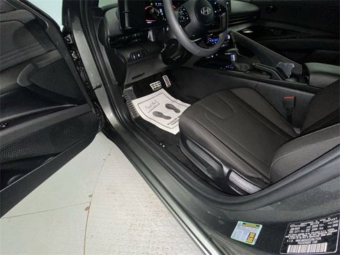 Used 2025 Hyundai Elantra Sport image 12