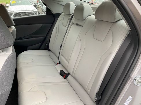 Used 2022 Hyundai Elantra Limited FWD image 25