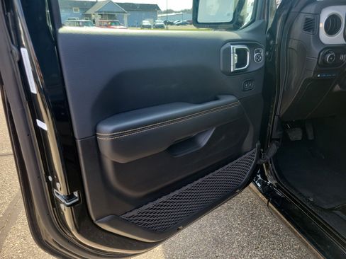 Used 2025 Jeep Wrangler Unlimited Sahara w/ Safety Group AWD/4WD image 6