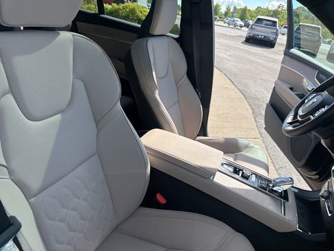 Used 2025 Volvo XC90 B5 Core w/ Climate Package AWD/4WD image 32