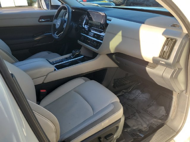 Used 2023 Nissan Pathfinder SL w/ Lighting Package (N92) FWD image 14