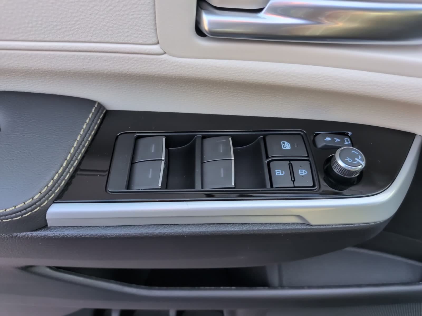 New 2026 Toyota Sienna Platinum AWD/4WD image 13