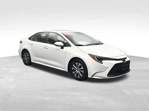 Used 2022 Toyota Corolla LE FWD image 2