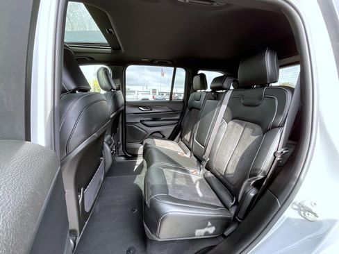 Used 2024 Jeep Grand Cherokee Altitude image 19