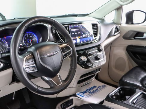 Used 2023 Chrysler Pacifica Touring-L image 22