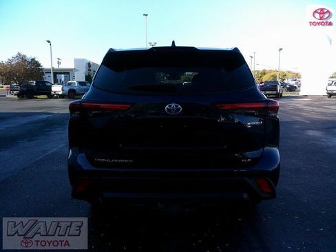 Certified 2021 Toyota Highlander XLE image 3