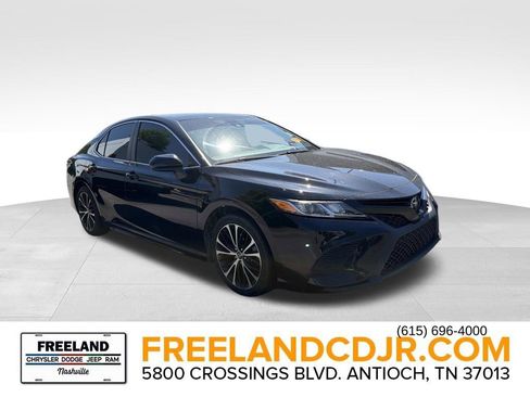 Used 2019 Toyota Camry SE FWD image 1