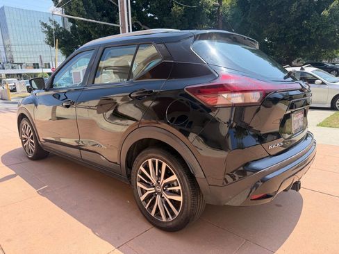 Used 2021 Nissan Kicks SV FWD image 2