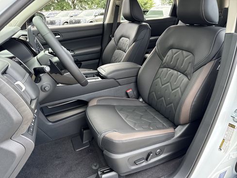 New 2026 Nissan Pathfinder Platinum FWD image 16