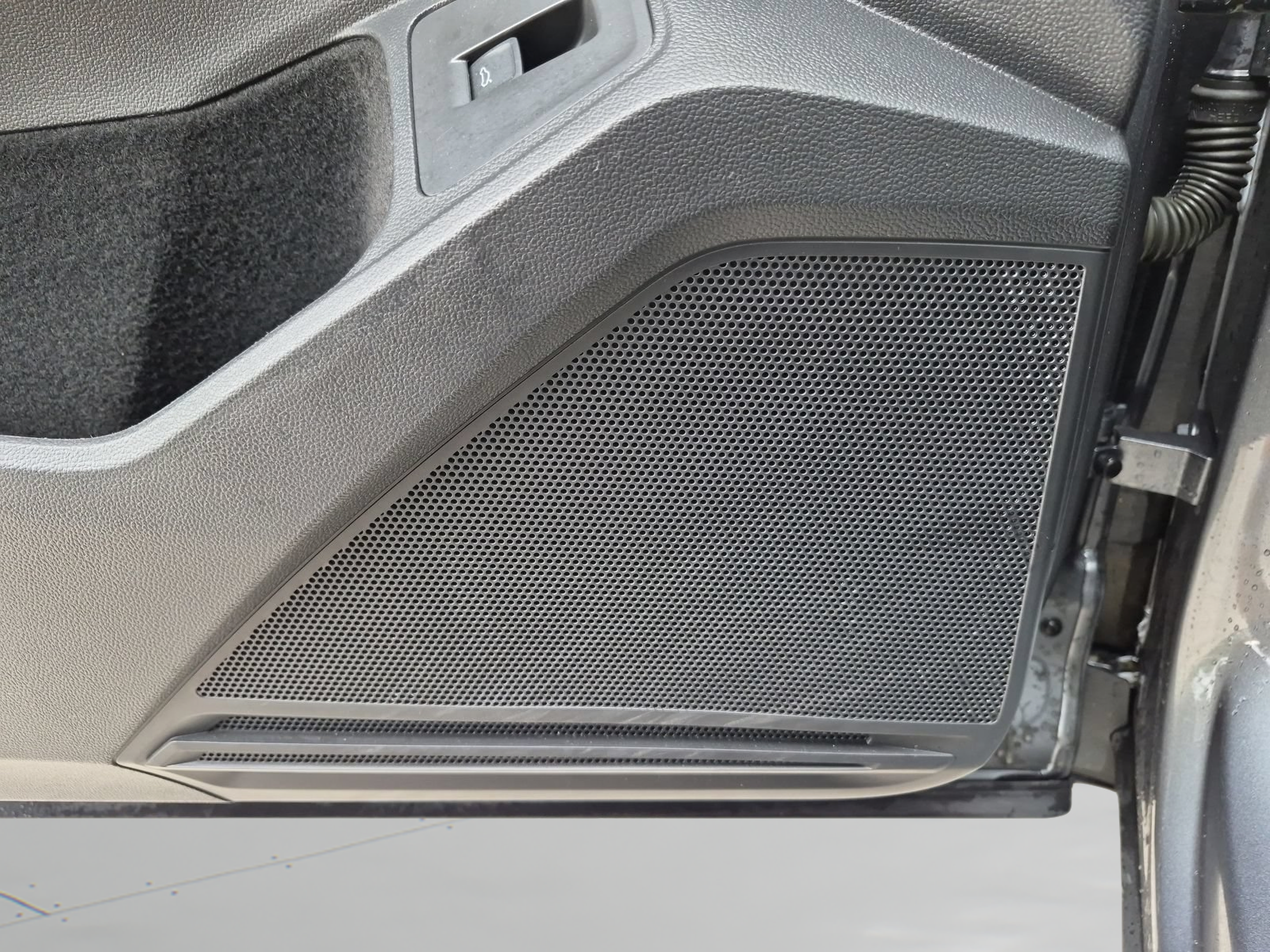 Used 2022 Volkswagen Tiguan SE R-Line FWD image 27