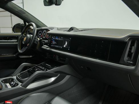 Used 2024 Porsche Cayenne Turbo GT AWD/4WD image 79