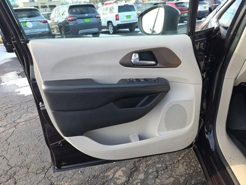 Used 2017 Chrysler Pacifica Touring image 10