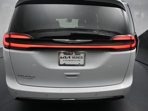 Used 2024 Chrysler Pacifica Touring-L FWD image 9