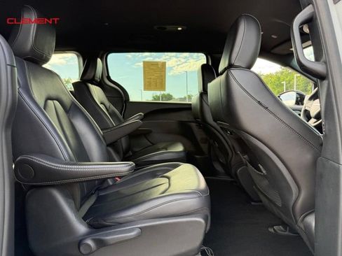 Used 2024 Chrysler Pacifica Limited FWD image 13