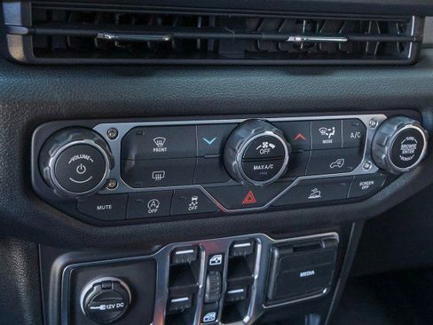 New 2025 Jeep Gladiator Sport image 19