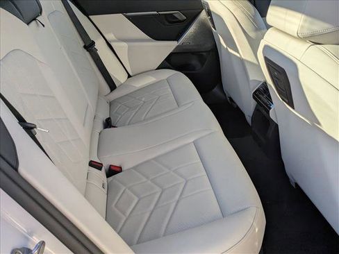 Used 2025 BMW i5 xDrive40 w/ Premium Package image 21