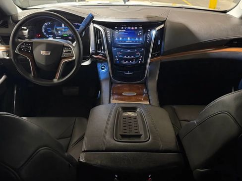 Used 2017 Cadillac Escalade ESV Luxury AWD/4WD image 9