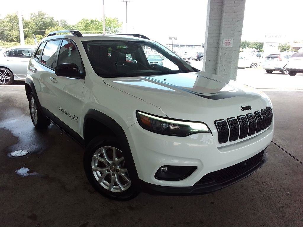 Used 2022 Jeep Cherokee Latitude w/ Sun & Sound Group AWD/4WD image 3