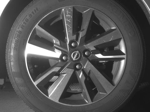 Used 2025 Nissan Versa SV FWD image 12