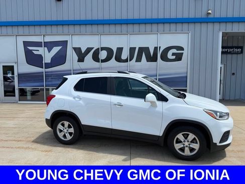 Used 2019 Chevrolet Trax LT w/ LT Convenience Package FWD image 1