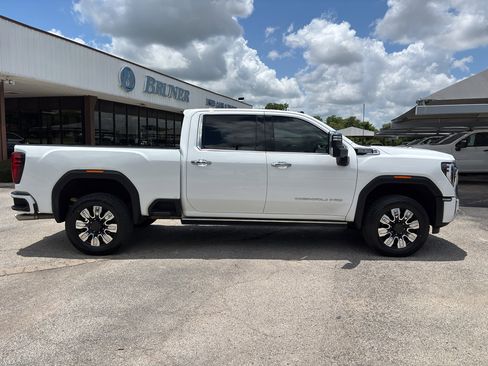 Used 2024 GMC Sierra 2500 Denali w/ Technology Package AWD/4WD image 4