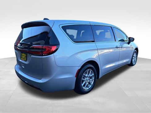 New 2026 Chrysler Pacifica Select FWD image 6