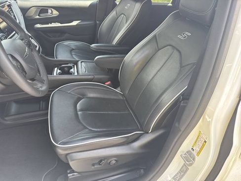 Certified 2026 Chrysler Pacifica Limited w/ S Appearance Package FWD image 10