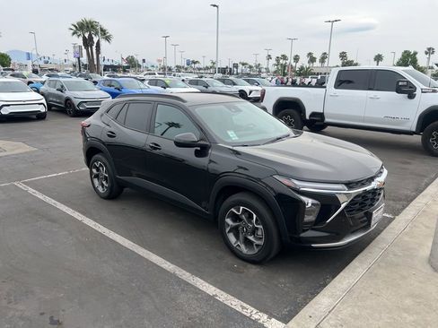 Used 2024 Chevrolet Trax LT w/ LT Convenience Package image 5