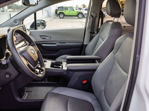 Used 2023 Toyota Sienna Limited image 21