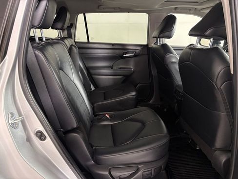 Used 2024 Toyota Highlander XLE FWD image 42