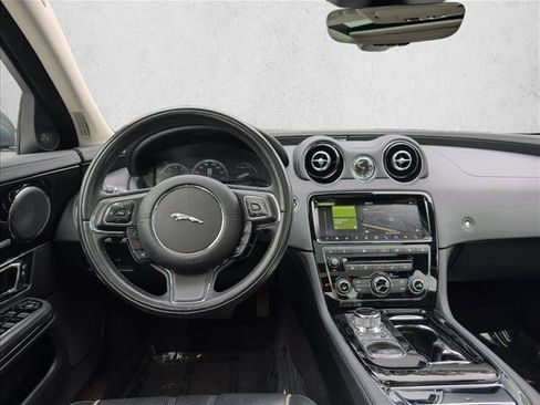 Used 2019 Jaguar XJ R-Sport RWD image 19