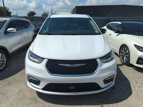 Used 2024 Chrysler Pacifica Touring-L FWD image 3