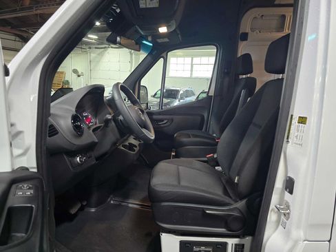 Used 2025 Mercedes-Benz Sprinter 2500 image 21