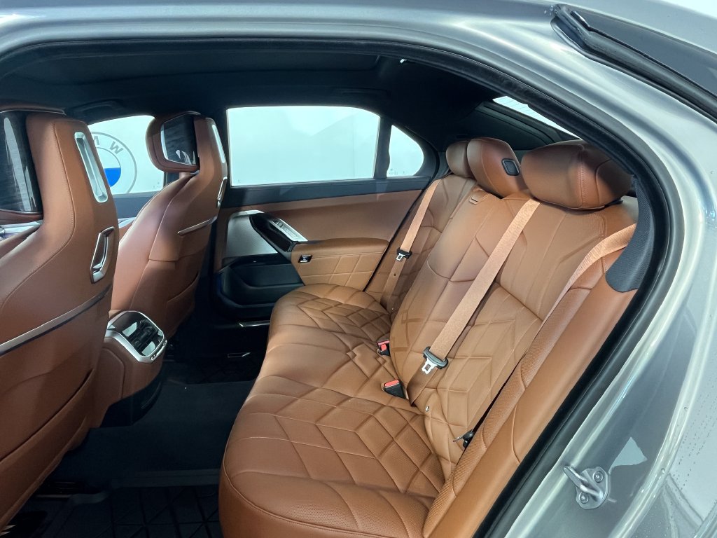 Used 2026 BMW 740i xDrive w/ Premium Package AWD/4WD image 4