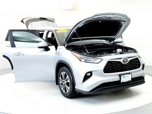 Used 2023 Toyota Highlander XLE AWD/4WD image 9