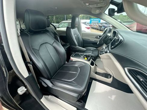 Used 2023 Chrysler Pacifica Touring-L FWD image 30