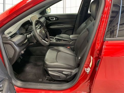 Used 2025 Jeep Compass Latitude w/ Altitude Special Edition image 9