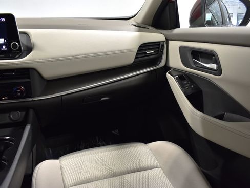 Used 2025 Nissan Rogue SV image 16