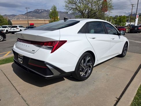 Used 2025 Hyundai Elantra Limited FWD image 5