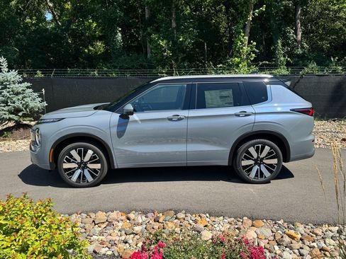 New 2025 Mitsubishi Outlander SEL image 2