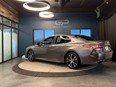 Used 2020 Toyota Camry SE image 5