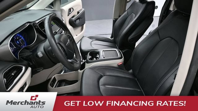 Used 2024 Chrysler Pacifica Touring-L FWD image 16