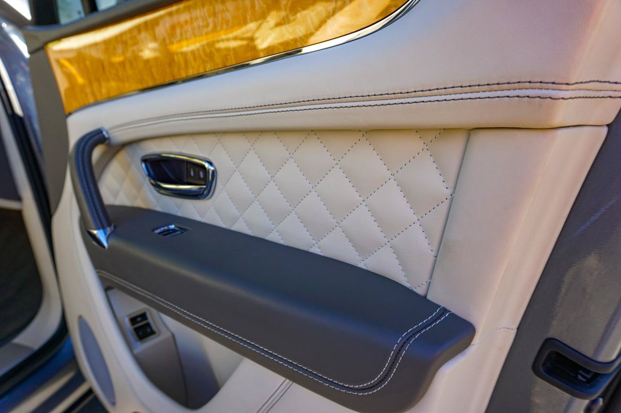 Used 2017 Bentley Bentayga AWD/4WD image 52