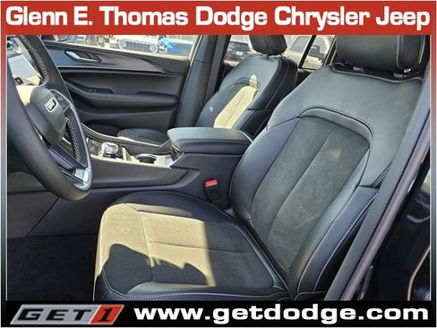 New 2025 Jeep Grand Cherokee Altitude image 9