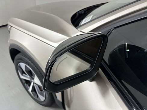 Used 2024 Volvo XC40 B5 Core image 13